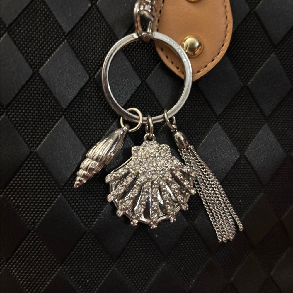 Elegant Silver Shell Keychain - Picture 5 of 5